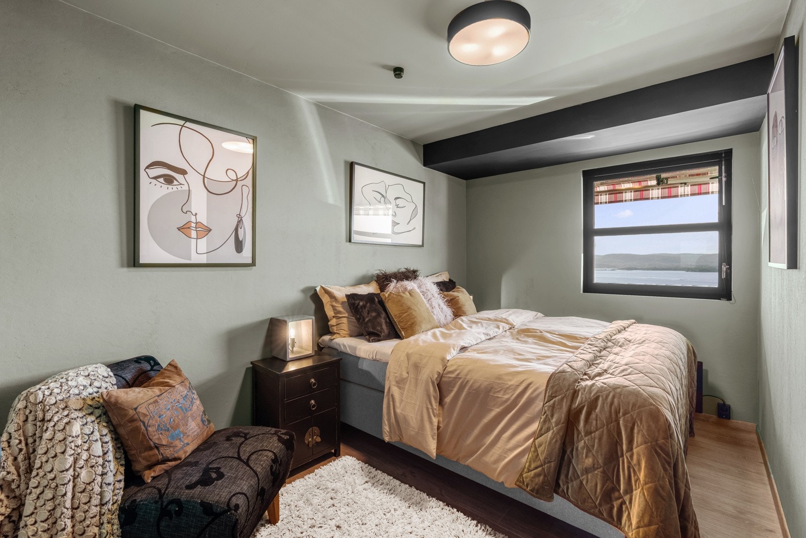 Leiligheten har tilsammen fire soverom som gir god plass til en familie eller til å be inn gjester. Galleribilde