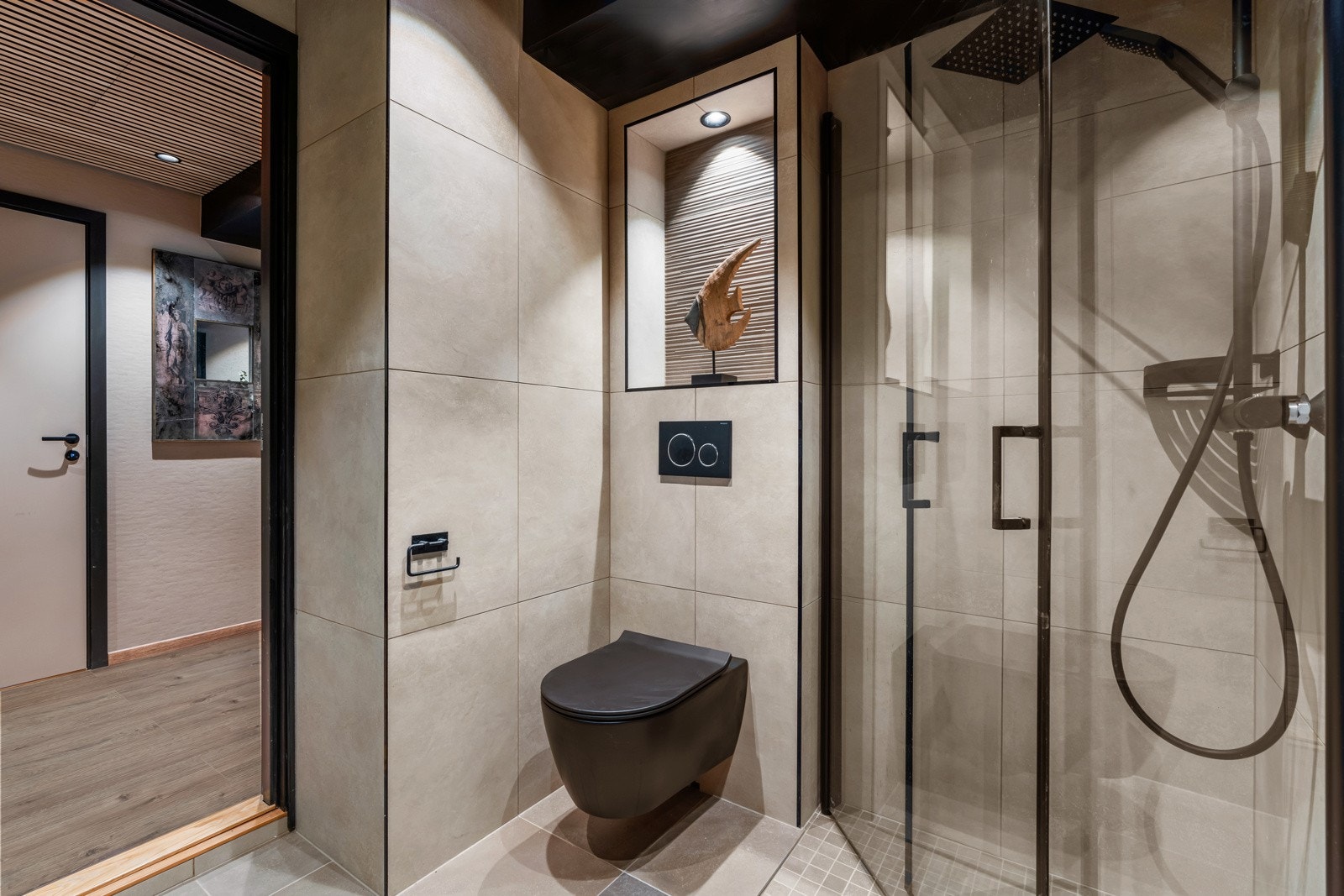 Moderne bad med lyse italienske fliser og sorte detaljer. Galleribilde