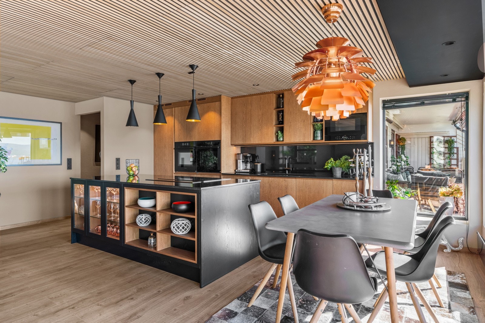 Kjøkkenet er plassbygd i eik fra Nordiska Kök med sort granitt benkeplate. Galleribilde