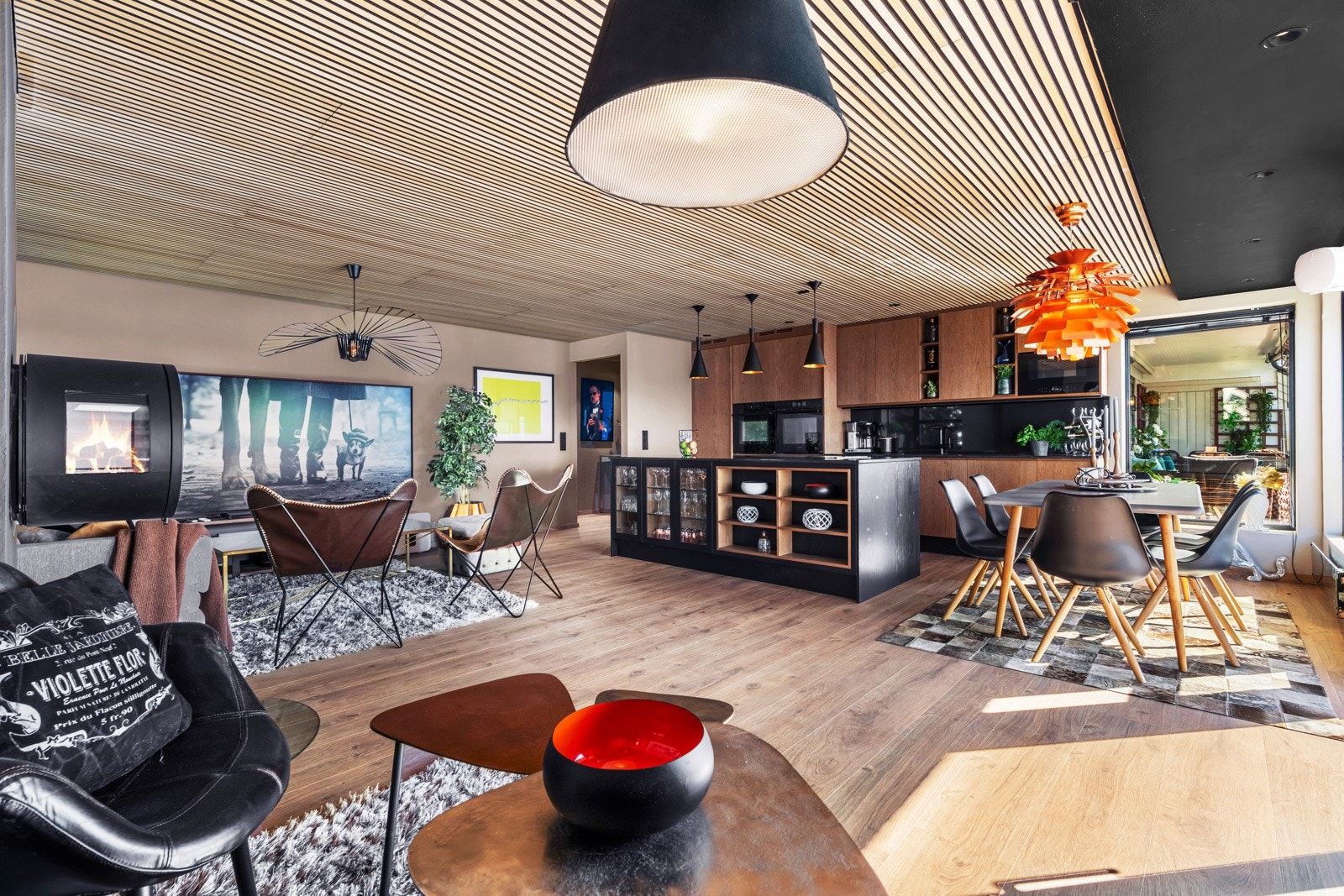 Den sosiale, åpne løsningen mellom stue og kjøkken er noe dere garantert vil sette pris på! Galleribilde