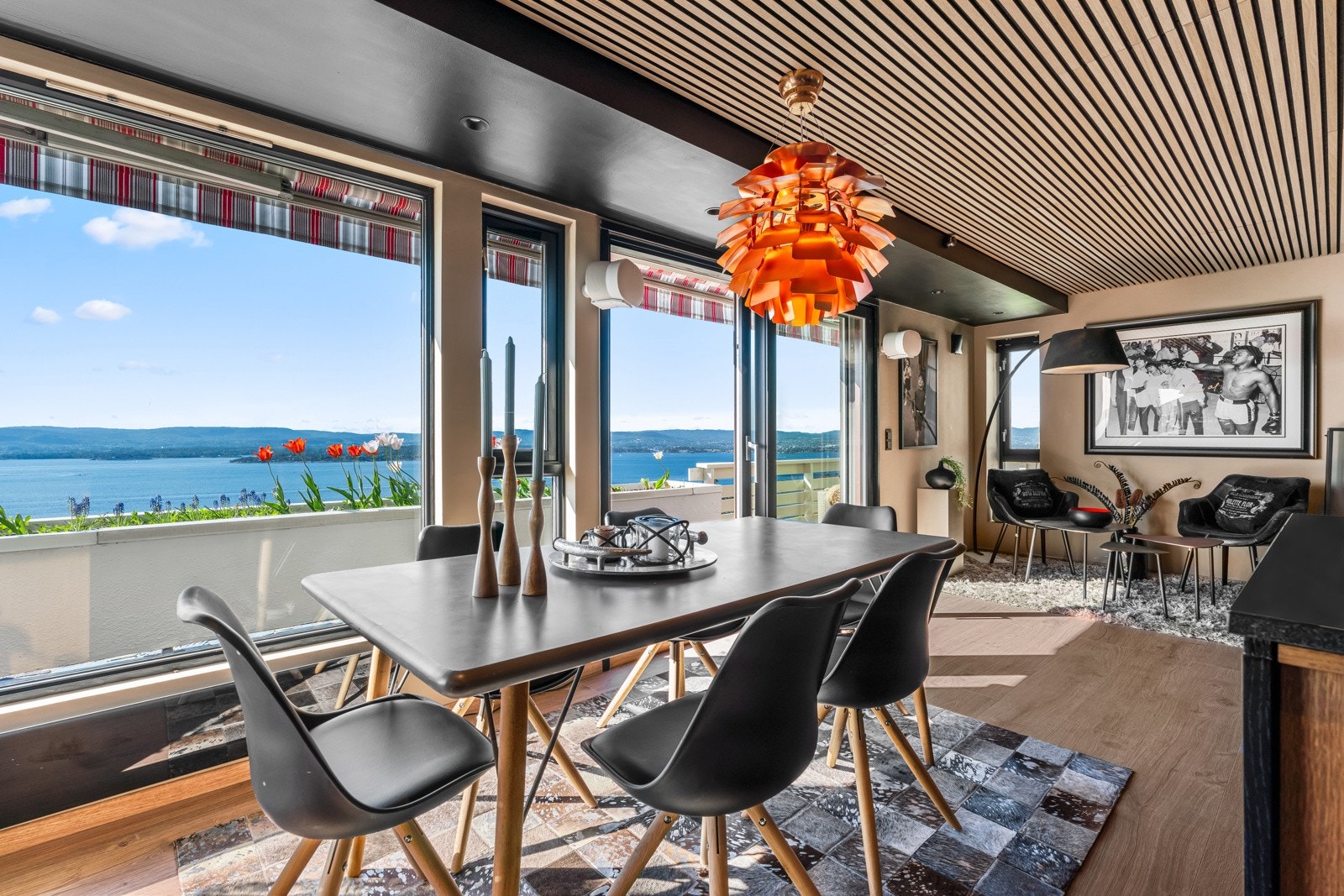 God plass til en spisegruppe med fantastisk utsikt mot Oslofjorden. Galleribilde