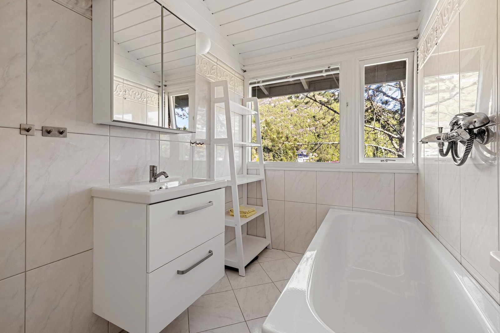 Badet i hoveddelen er moderne og med stilrene fliser. Galleribilde