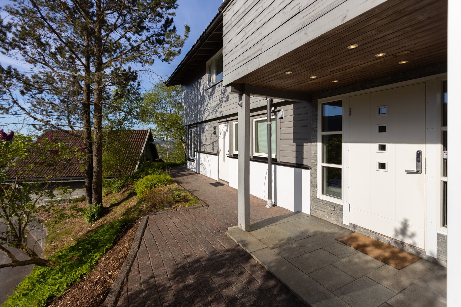 Utleiedelen har egen inngang og fremstår som en praktisk og selvstendig enhet - perfekt for deg som ønsker en ekstra inntektskilde eller plass til gjester, ungdom eller familie. Galleribilde