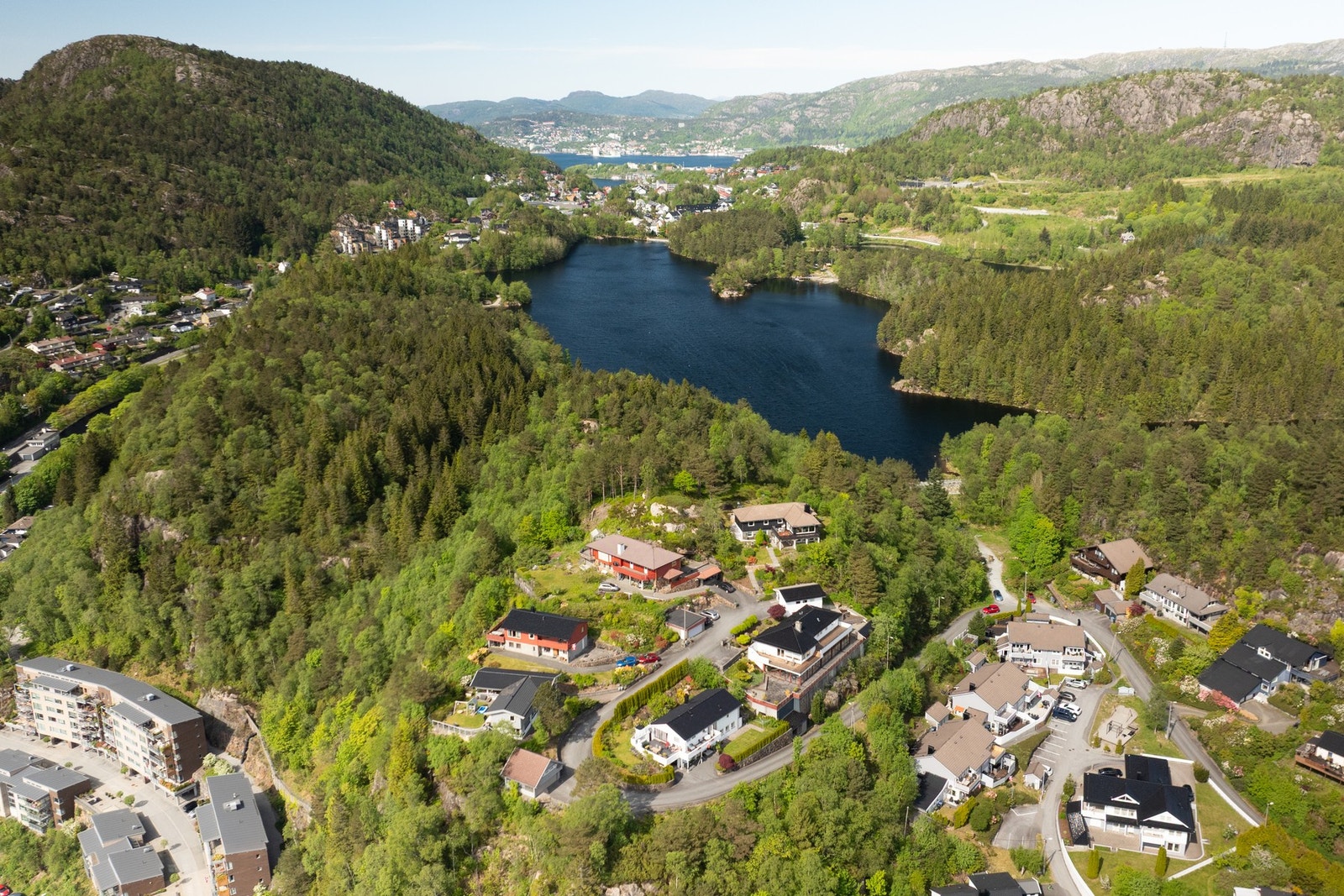 Badeplass og tursti i umiddlebart nærhet. Galleribilde