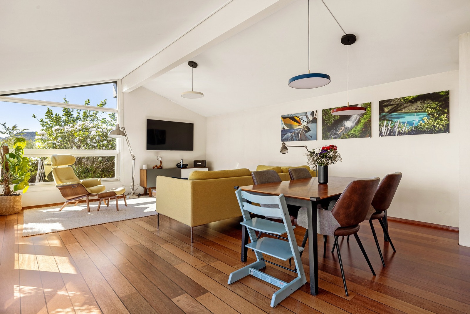 Stuen er et luftig og innbydende oppholdsrom med store vindusflater som gir et fantastisk lysinnslipp gjennom hele dagen. Galleribilde