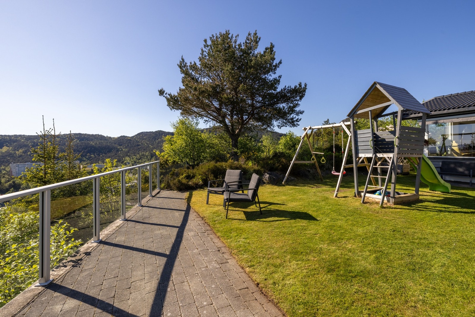 Det er også et lekestativ på uteområdet, som passer perfekt for de små. Galleribilde