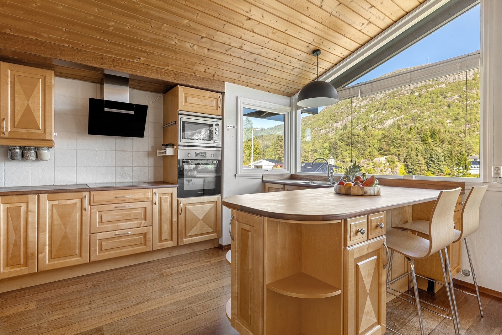 Kjøkkenet har godt med benke- og skapplass, og en praktisk utforming som gjør det enkelt å bevege seg rundt. Galleribilde