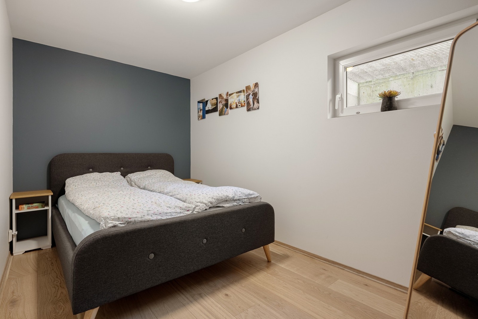 God plass til dobbeltseng og ellers annet ønskelig møblement. Galleribilde