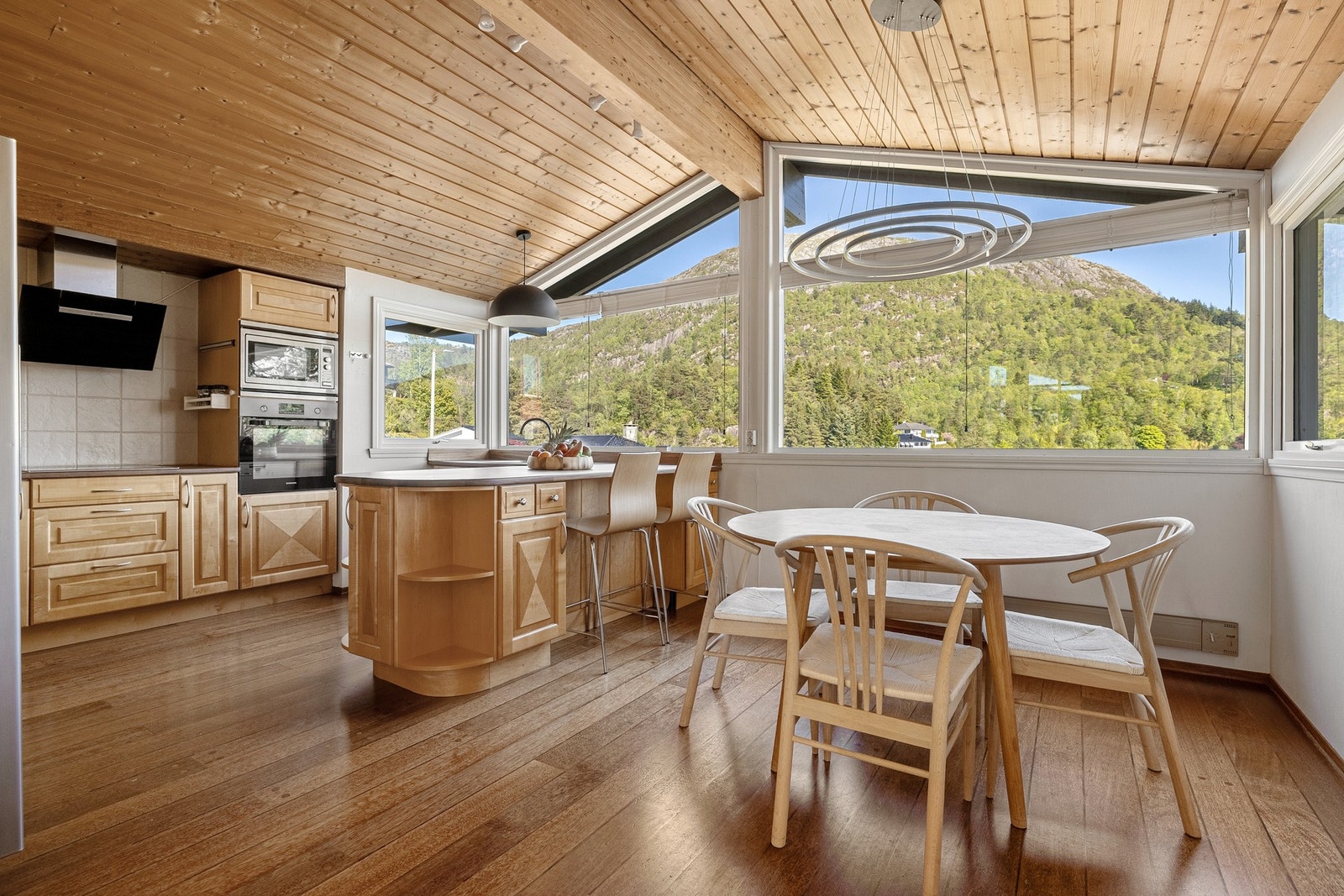 Også her sørger de store vinduene for en lys og trivelig atmosfære som gjør matlagingen til en sosial og hyggelig del av hverdagen. Galleribilde