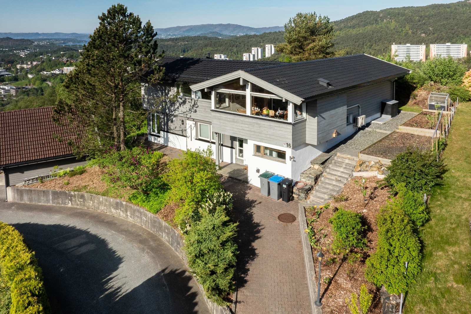 Boligen ligger i et rolig og etablert boligområde, og har både garasje og gode parkeringsmuligheter. Galleribilde