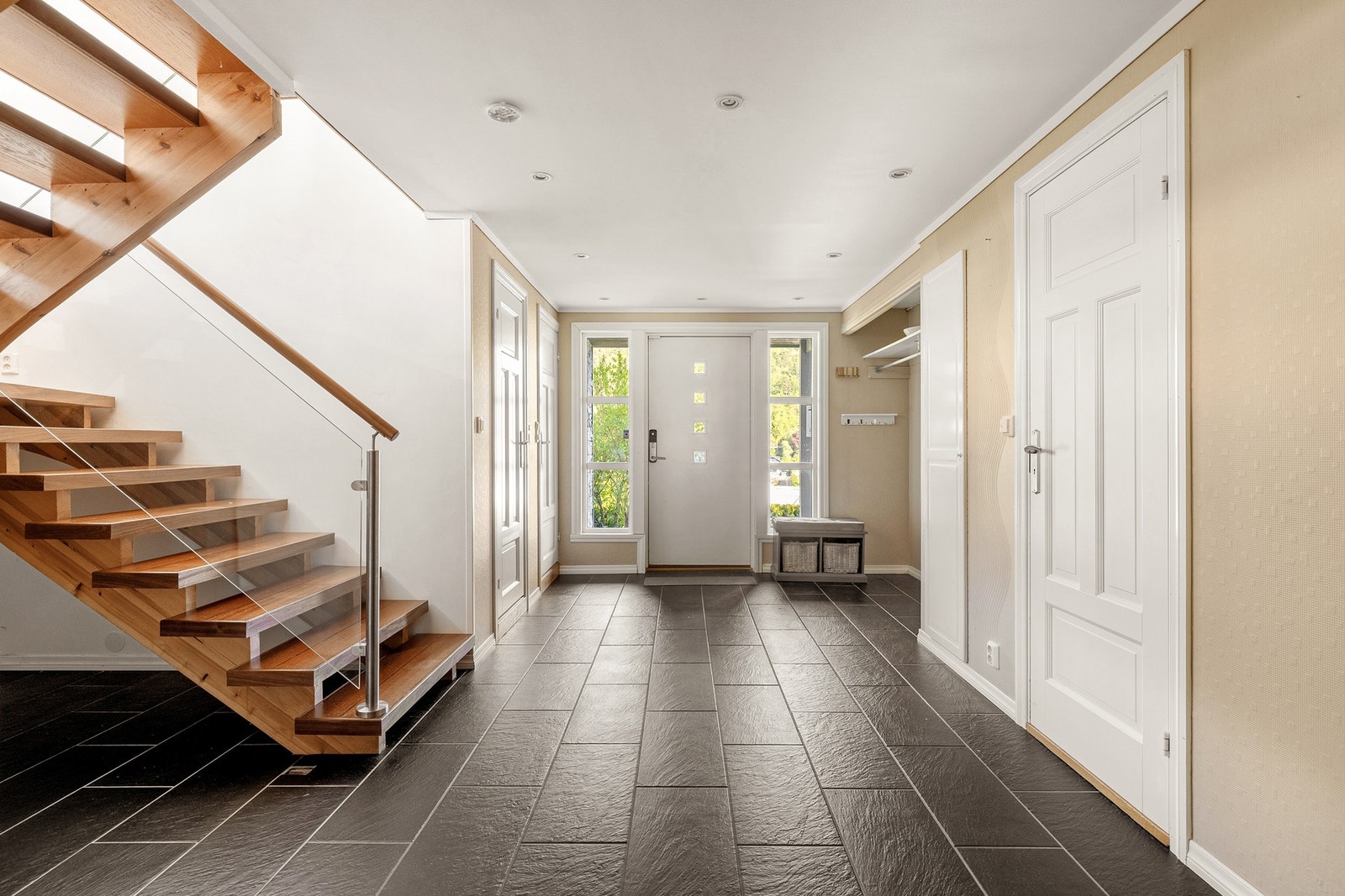 Her er det god plass til oppheng av yttertøy og oppbevaring av sko. Rommet fungerer som et naturlig knutepunkt mellom etasjene og rommene. Galleribilde