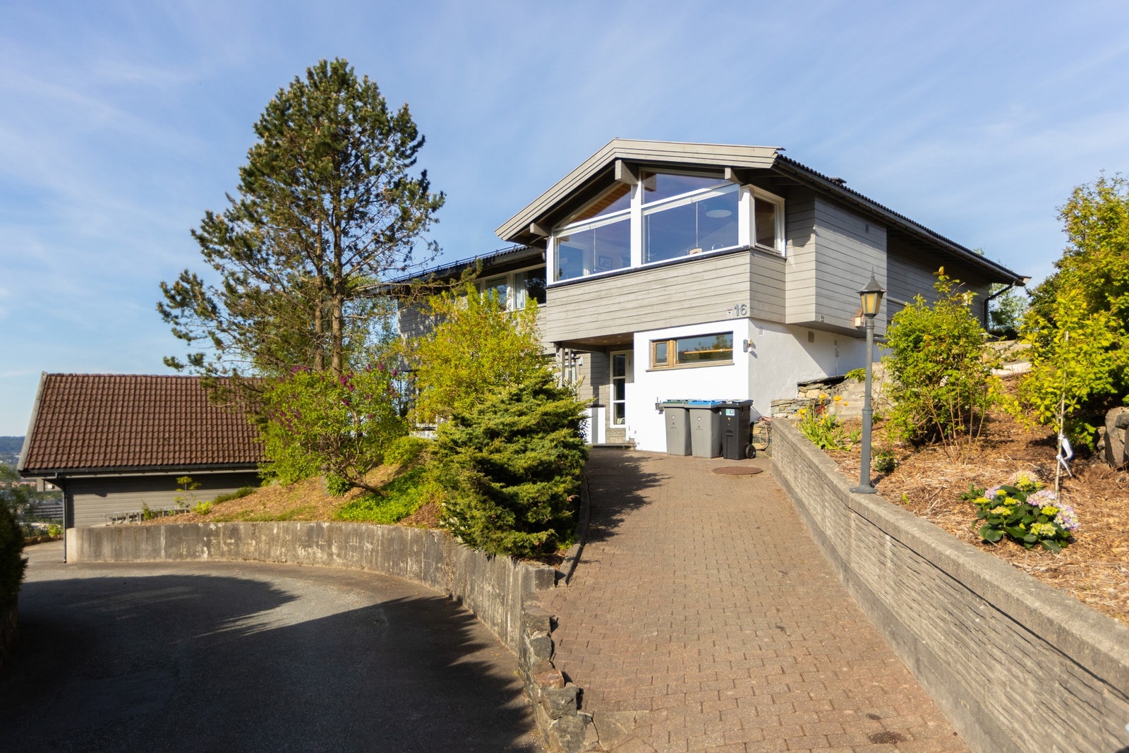 Drømmer du om god plass, fantastisk utsikt og mulighet for leieinntekter? Denne boligen over to plan og byr på alt dette! Galleribilde