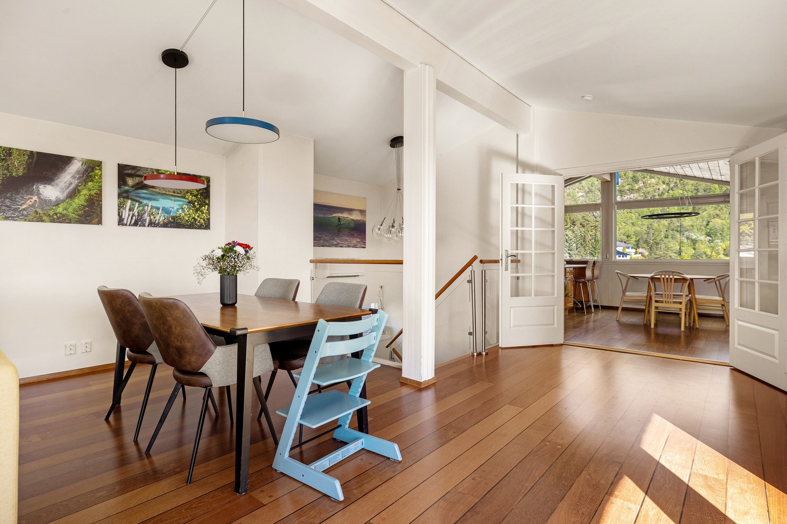 Kjøkkenet ligger i delvis åpen løsning mot stuen. Galleribilde