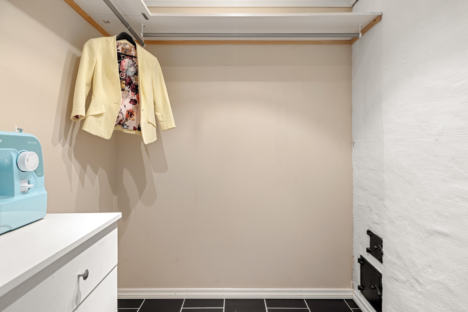 Her har du godt med plass til både sortering, vask og oppbevaring av rengjøringsutstyr, perfekt for en travel familie! Her er det lett å organisere hverdagen, også når alle skal ut døren samtidig. Galleribilde