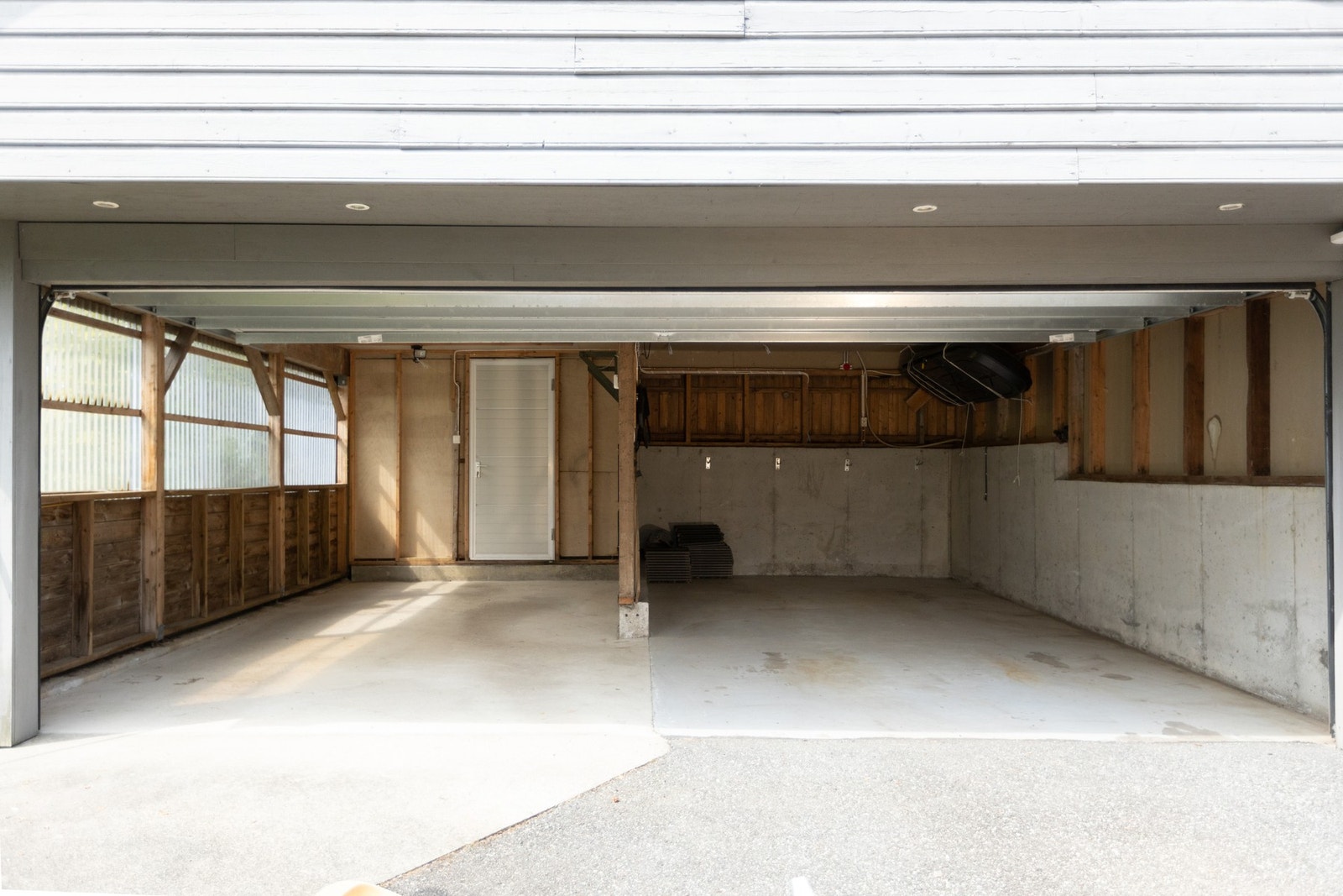 Boligen har en romslig dobbeltgarasje med god plass til to biler, samt ekstra lagringsmuligheter. Med enkel adkomst fra innkjørselen, dobbel port og god takhøyde, får du en praktisk og funksjonell løsning som gjør hverdagen enklere. Galleribilde