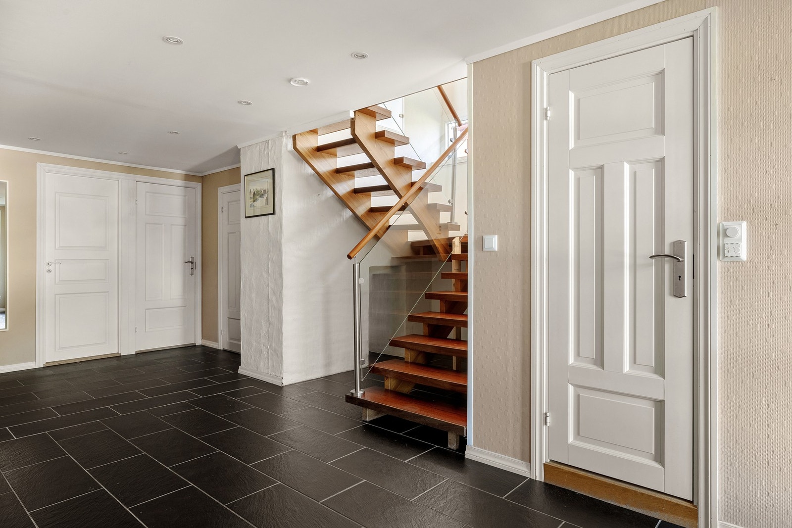 Underetasjen består av Soverom, bad, vaskerom og lagringsplass, samt uteleidelen. Galleribilde