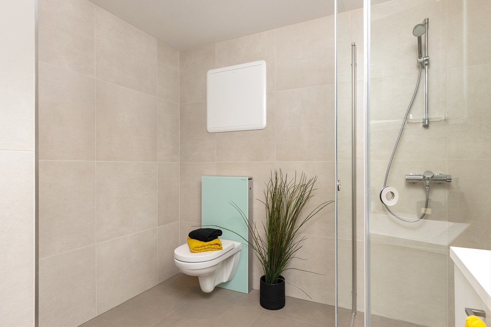 Lyst og stilrent bad fra 2020 med flislagt gulv og vegger. Galleribilde