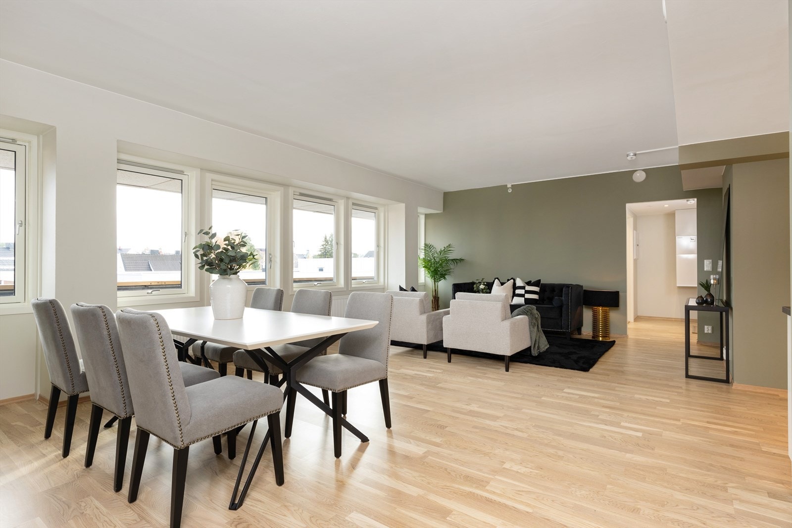 Stuen har store vindusflater som slipper inn rikelig med naturlig lys. Galleribilde