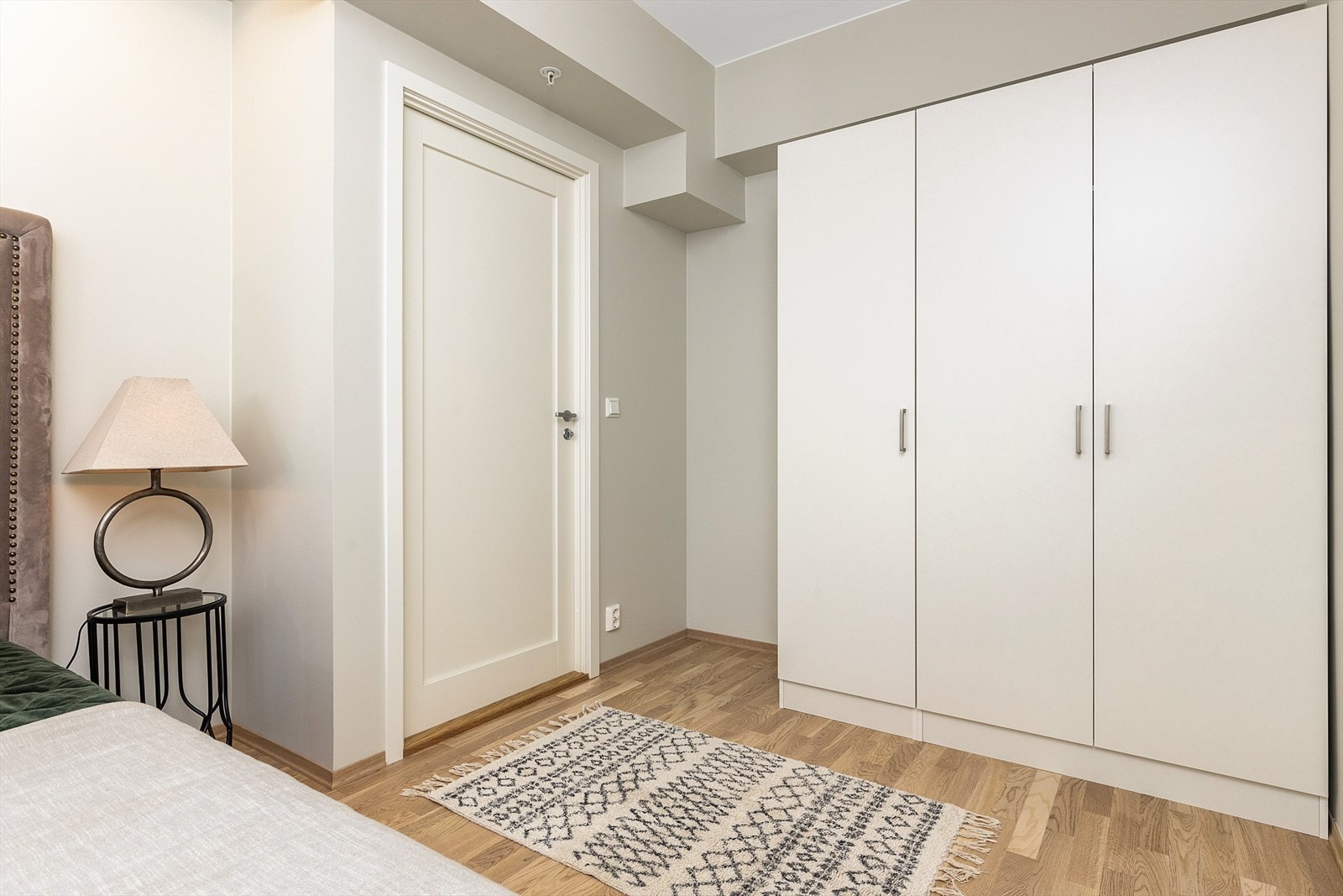 På soverommet har du naturlig plass til dobbeltseng, samt rikelig med oppbevaringsplass. Galleribilde