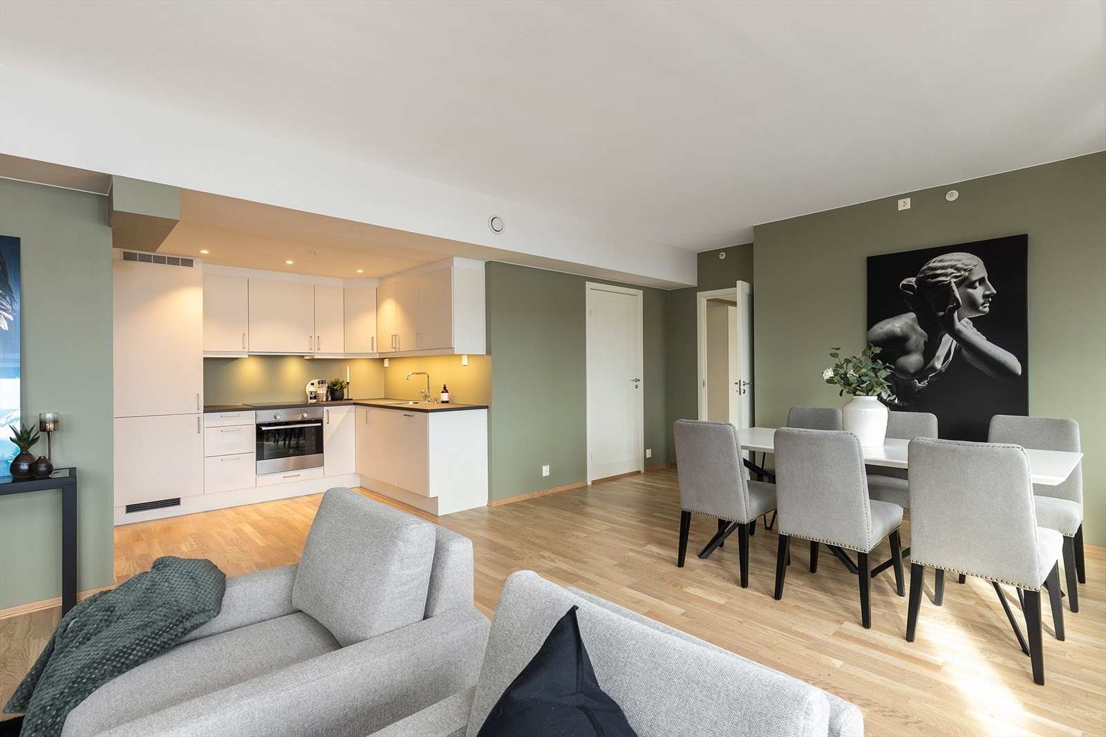 Kjøkkenet ligger i en fin og sosial åpen løsning med stuen. Galleribilde