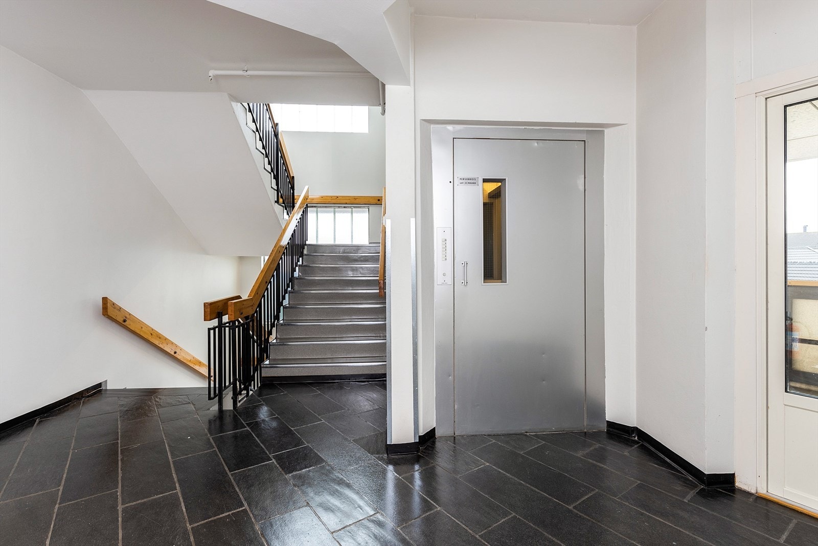 Det er heis i bygget. Galleribilde