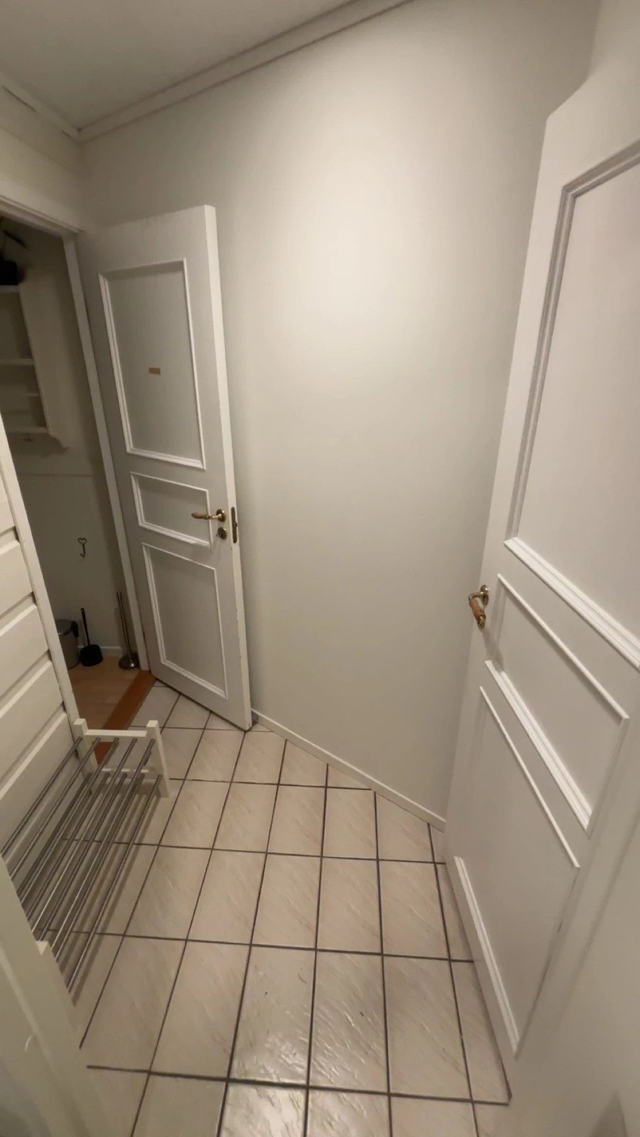 Gang mellom nyoppusset bad og toalettrom. Galleribilde