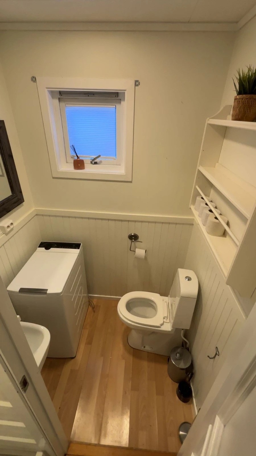 Ny vaskemaskin som følger med på eget toalettrom. Galleribilde