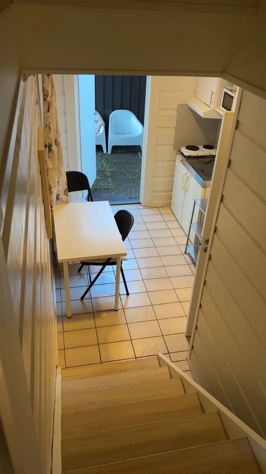 Leiligheten har egen inngang og ut til venstre har man egen hageplass. Galleribilde