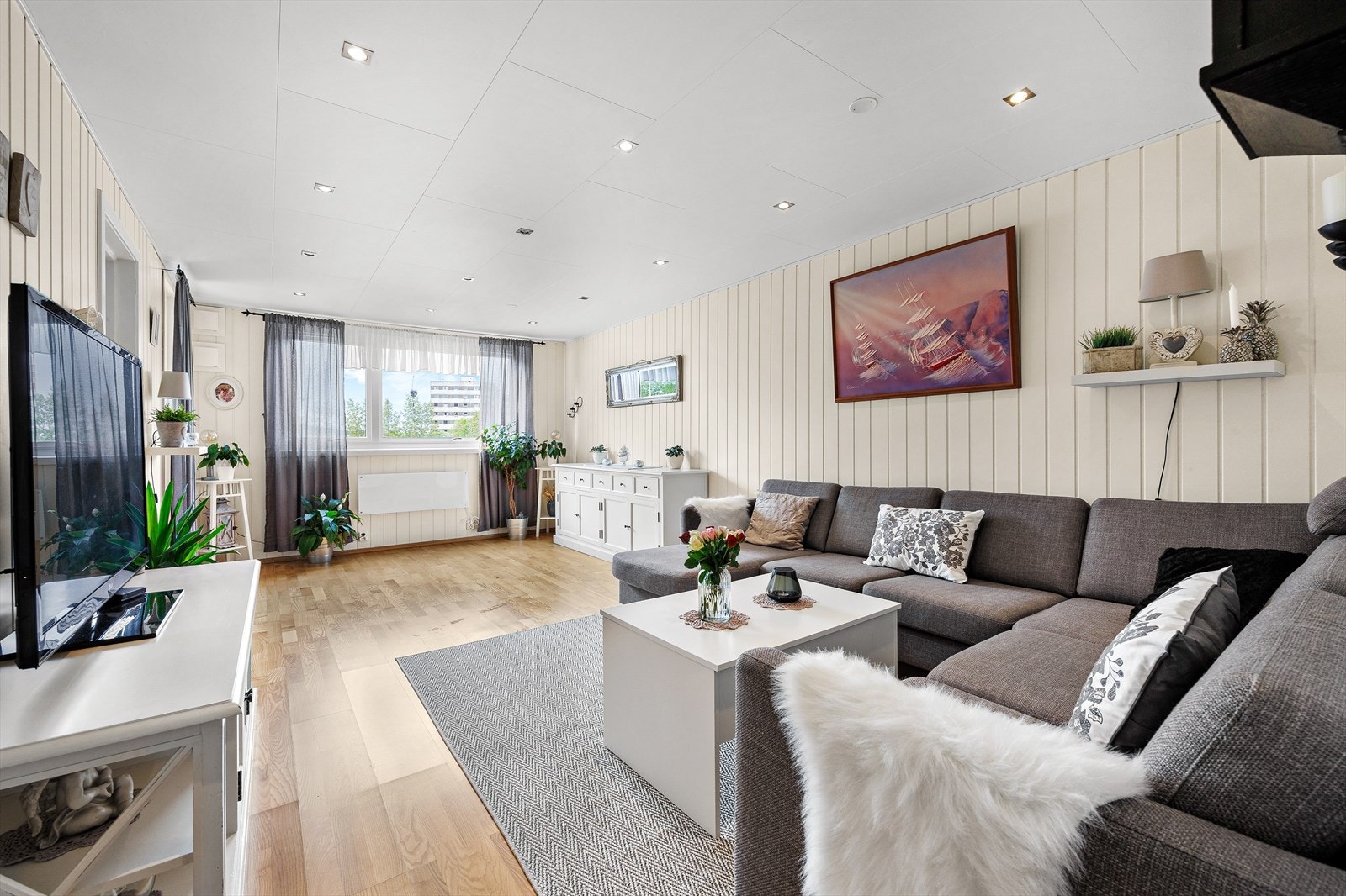 Dina Hadad v/Eiendomsmegler 1 har gleden av å presentere Tante Ulrikkes vei 18A! Galleribilde