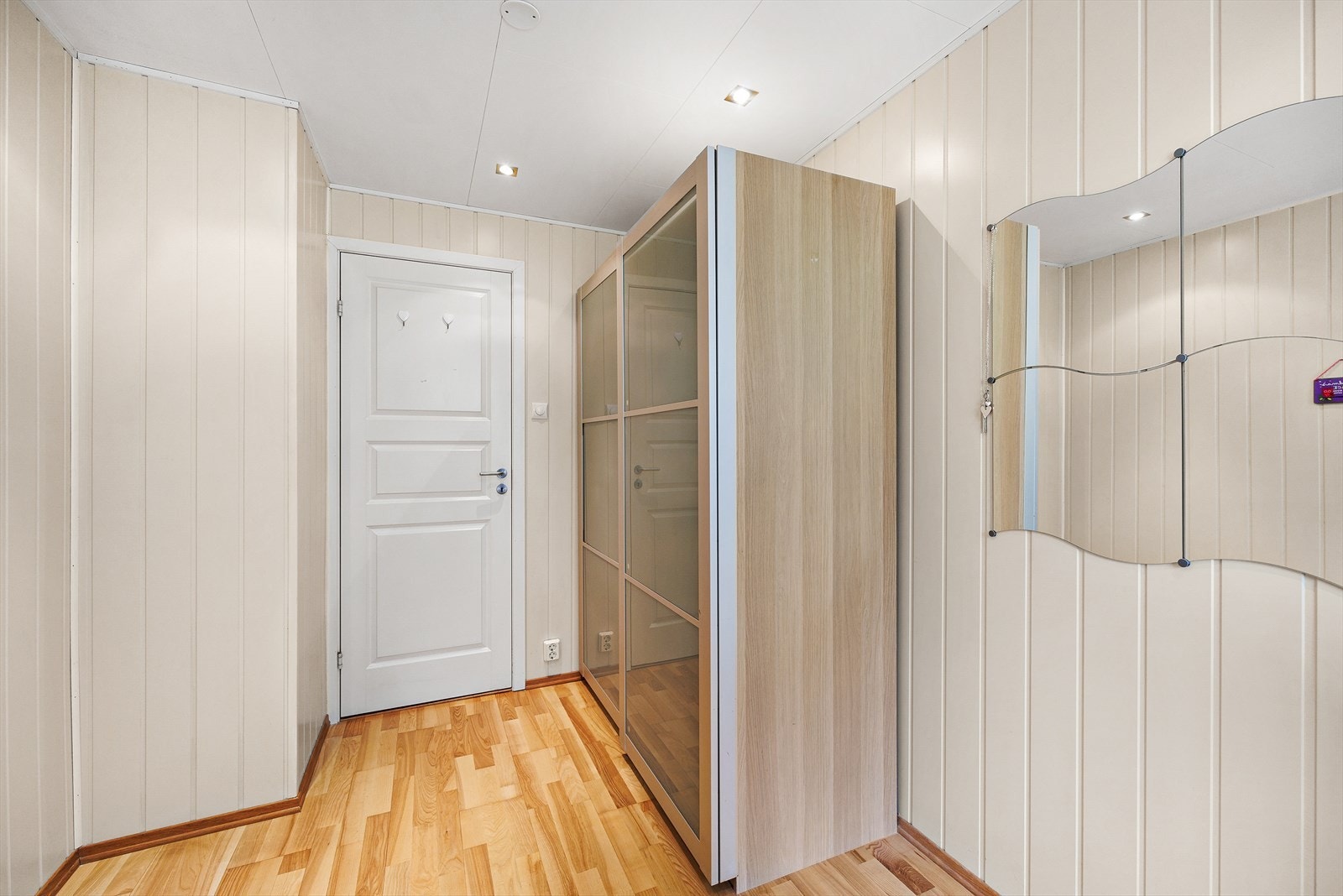 Soverom med stilfull garderobe og oppbevaringsmuligheter Galleribilde