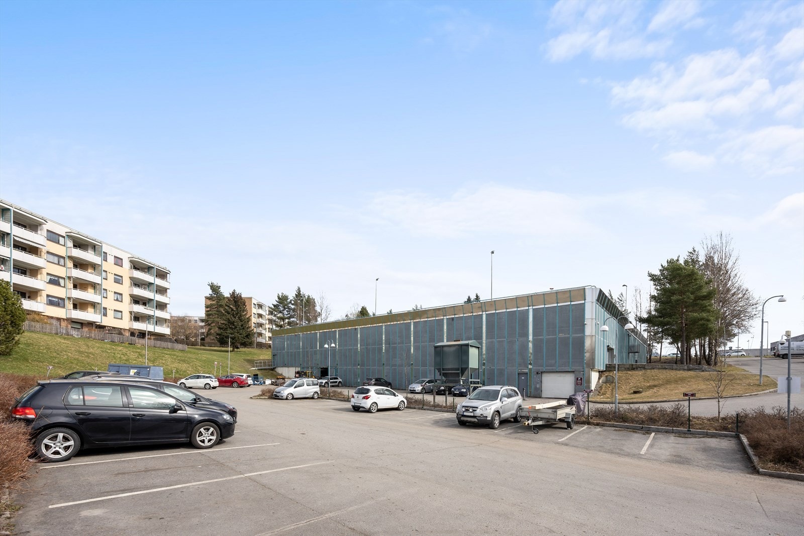 Borettslaget har parkeringsplasser til utleie både på T-bane siden, på garasjesiden og på garasjetaket. Dersom man ønsker å leie uteplass må man sende mail til styret på styret@fossumt.no. Beboere uten garasje vil bli prioritert Galleribilde