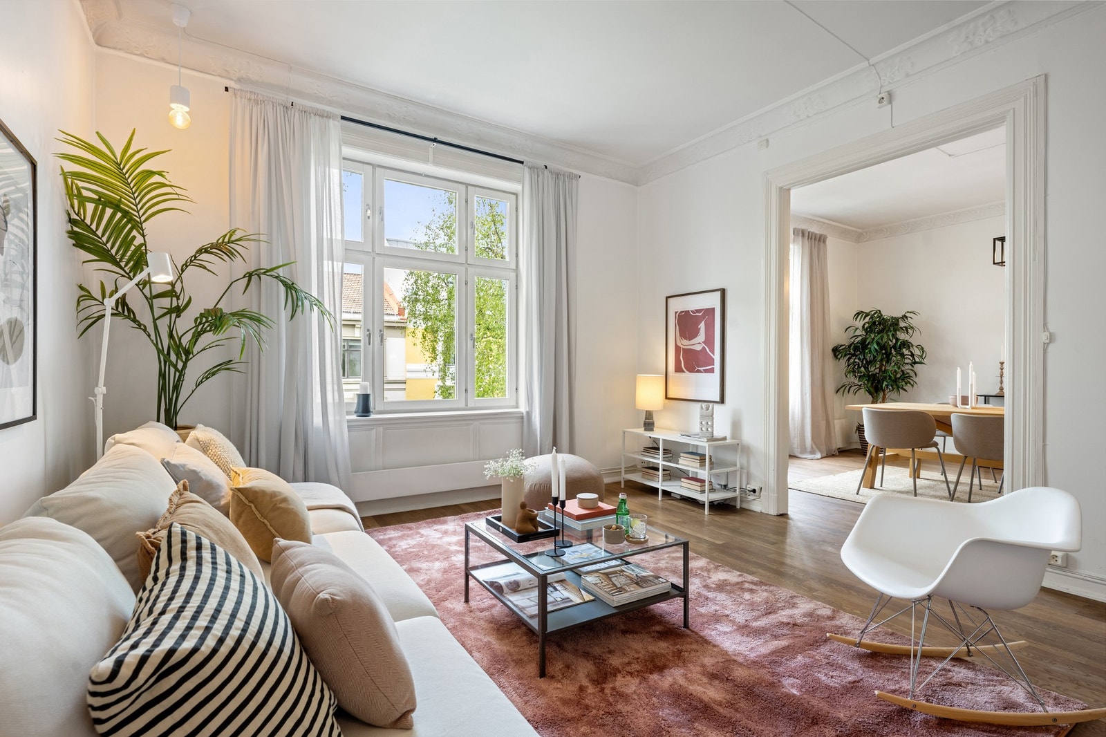 Boligen har to romslige og flotte stuer på rekke Galleribilde