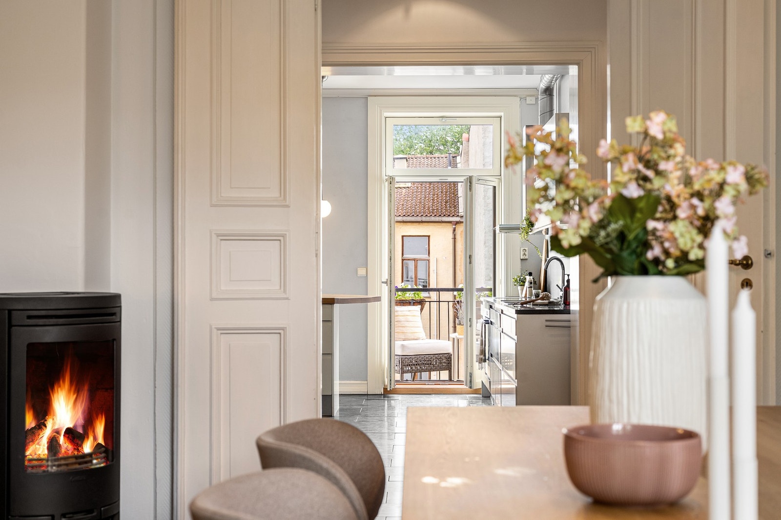 Spisestuen har en moderne peisovn Galleribilde