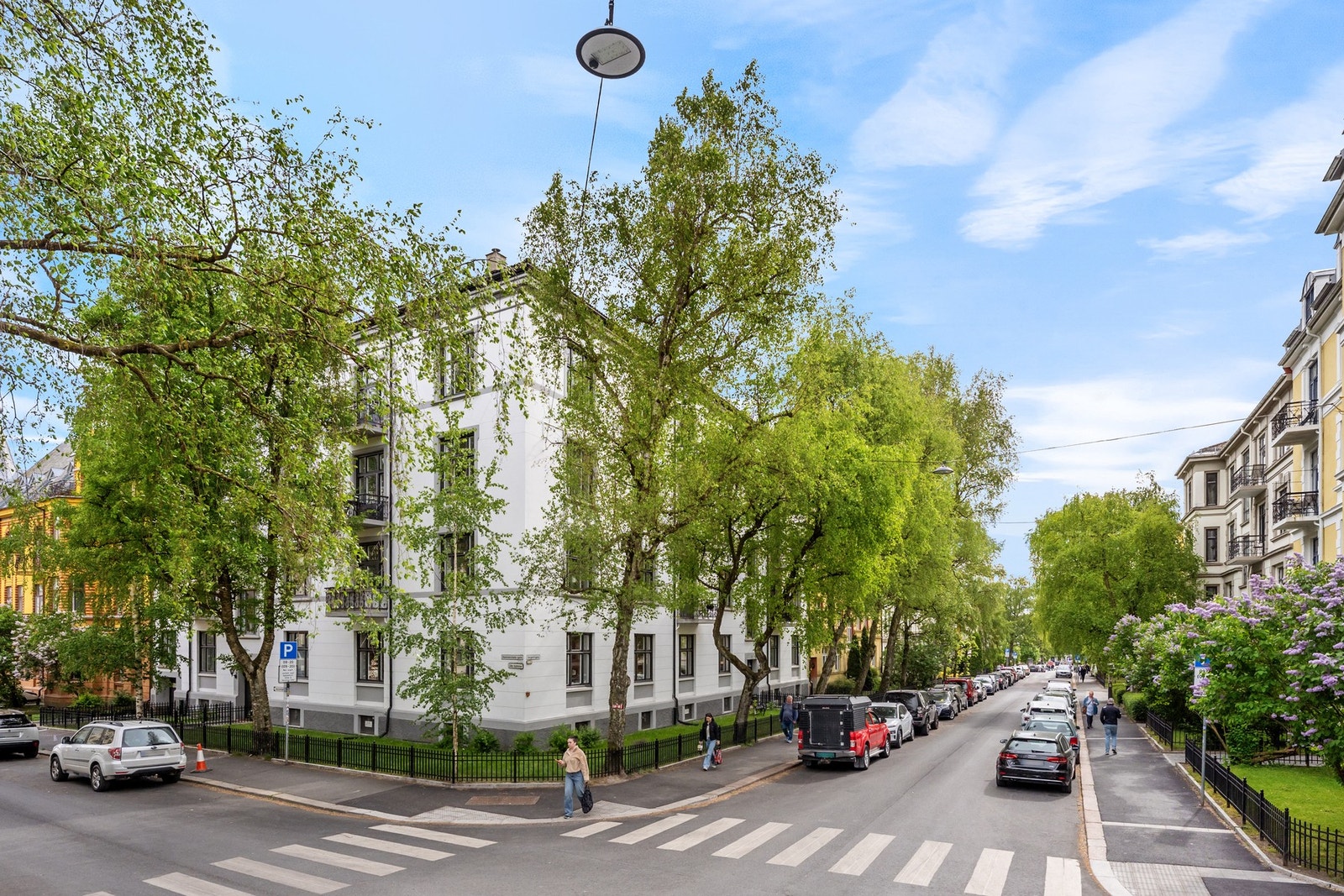 Sorgenfrigata og parallellgatene er lite trafikkerte gater, utformet som klassiske alléer med bjørketrær Galleribilde