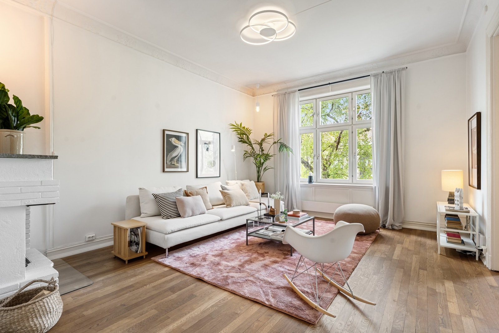 Boligen ligger fint til i 4. etasje, har meget god takhøyde og bevarte, originale detajler Galleribilde