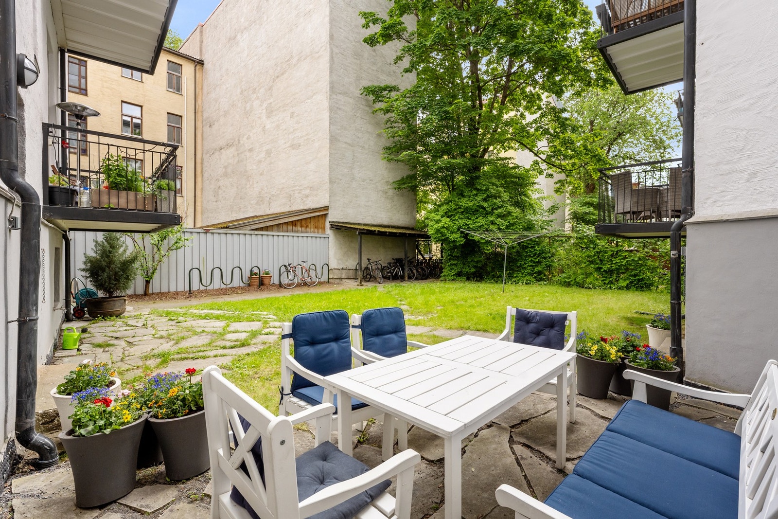Koselig uteplass for beboere i bakgården Galleribilde