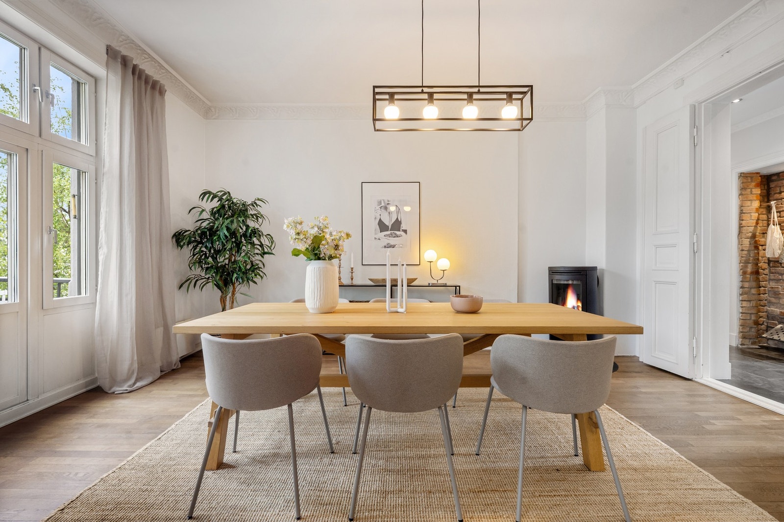Fra spisestuen er det utgang til en av boligens to balkonger Galleribilde