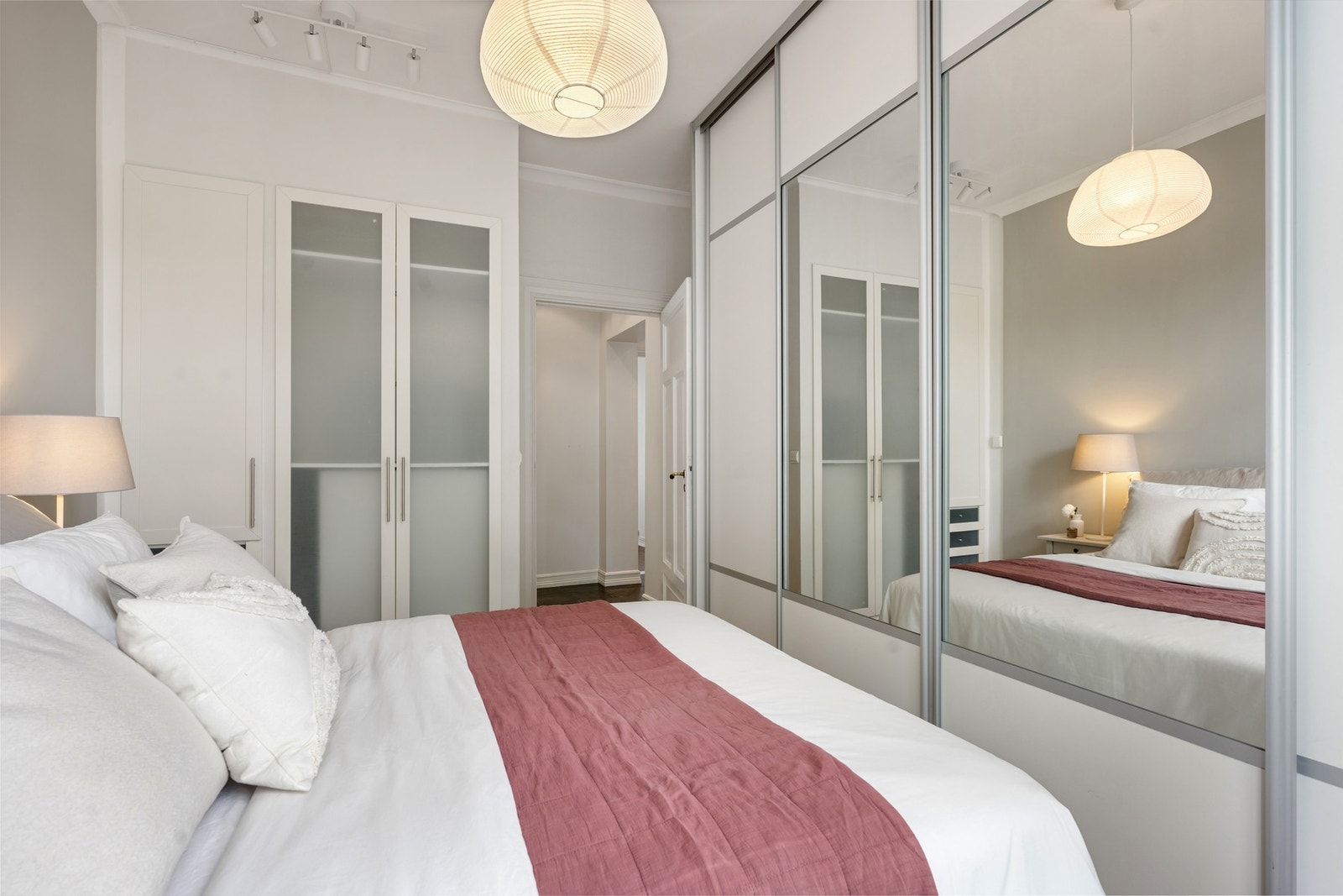 Hovdesoverommet har stor skyvedørsgarderobe og plassbygget garderobeskap Galleribilde