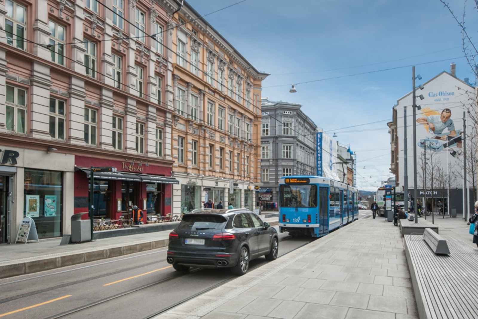 Det er meget gode kollektiv-tilbud i området, og T-banestasjonen skal sommeren 2025 oppgraderes med flere adkomster, større plattformer og en ny gangbru Galleribilde