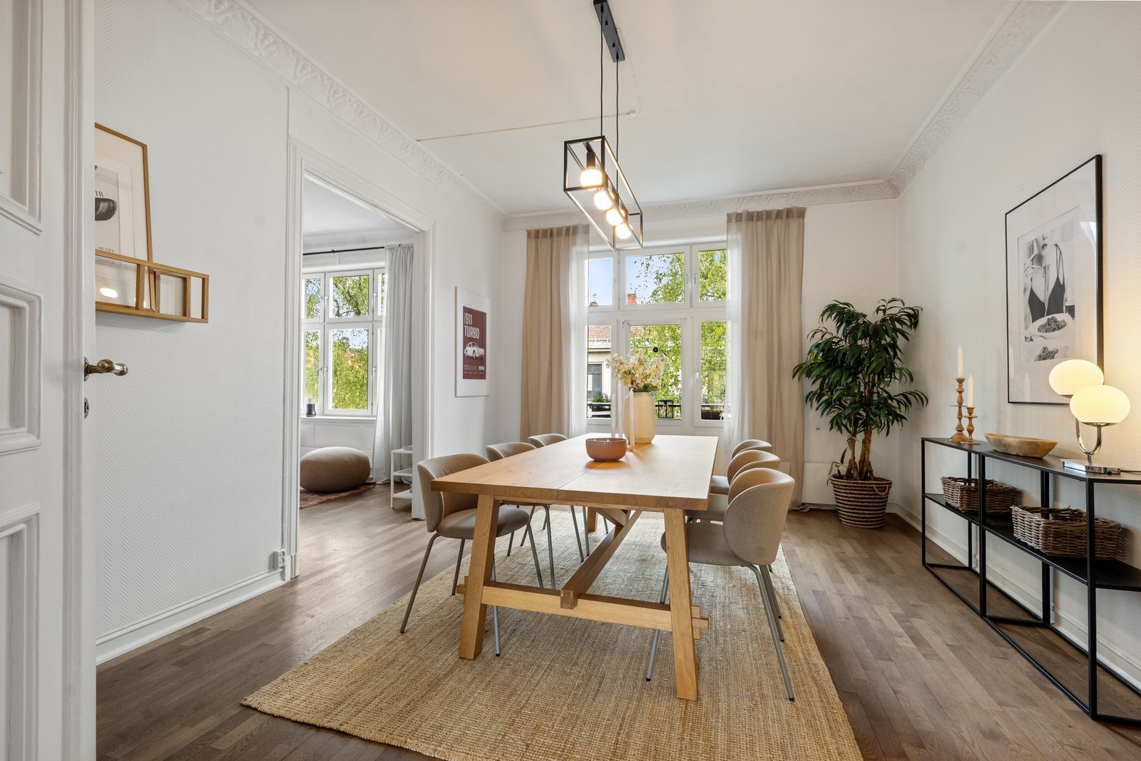 I begge stuer er det luftig takhøyde med dekorativt stukkatur Galleribilde