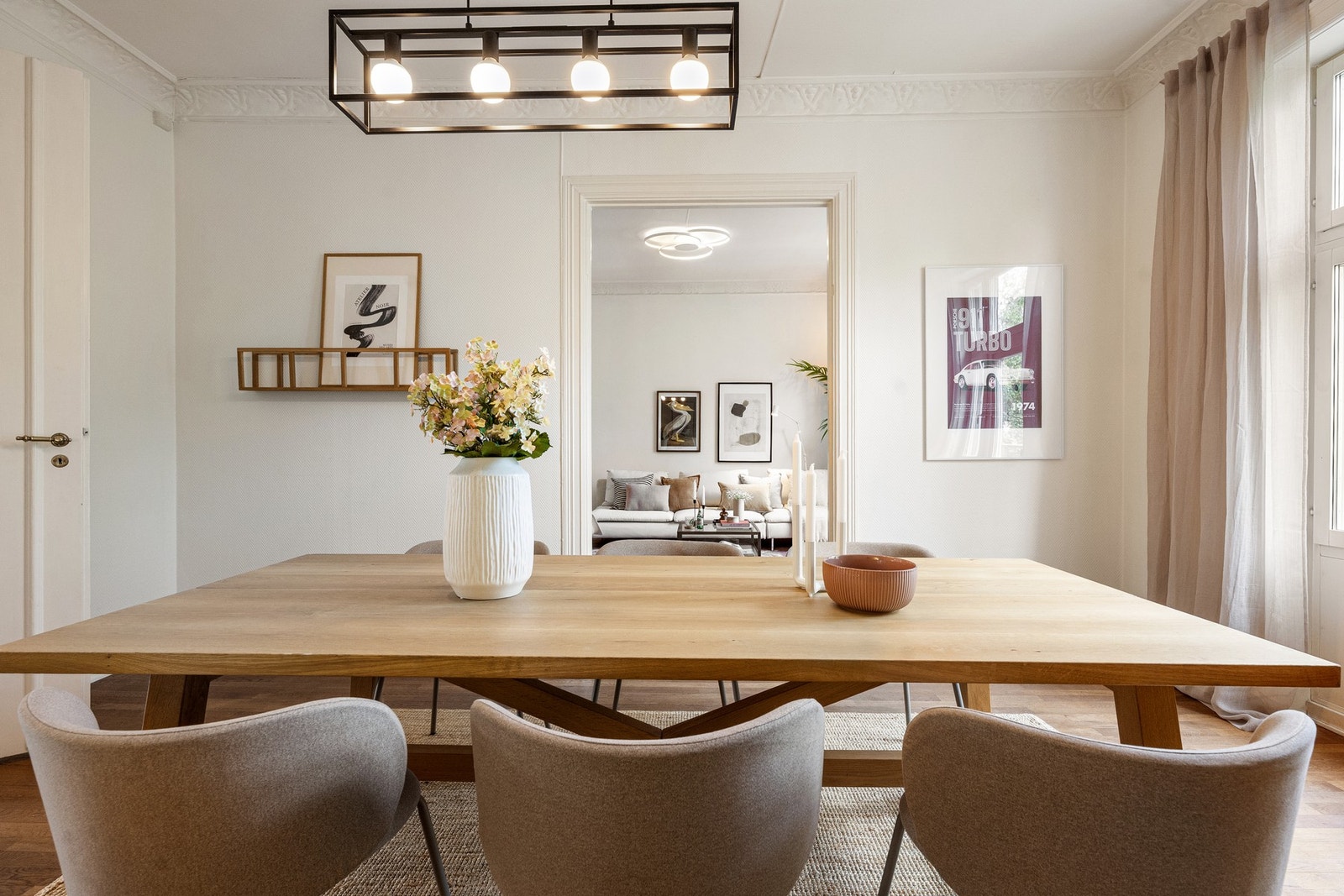 Spisestuen er romslig, med plass til langbord Galleribilde
