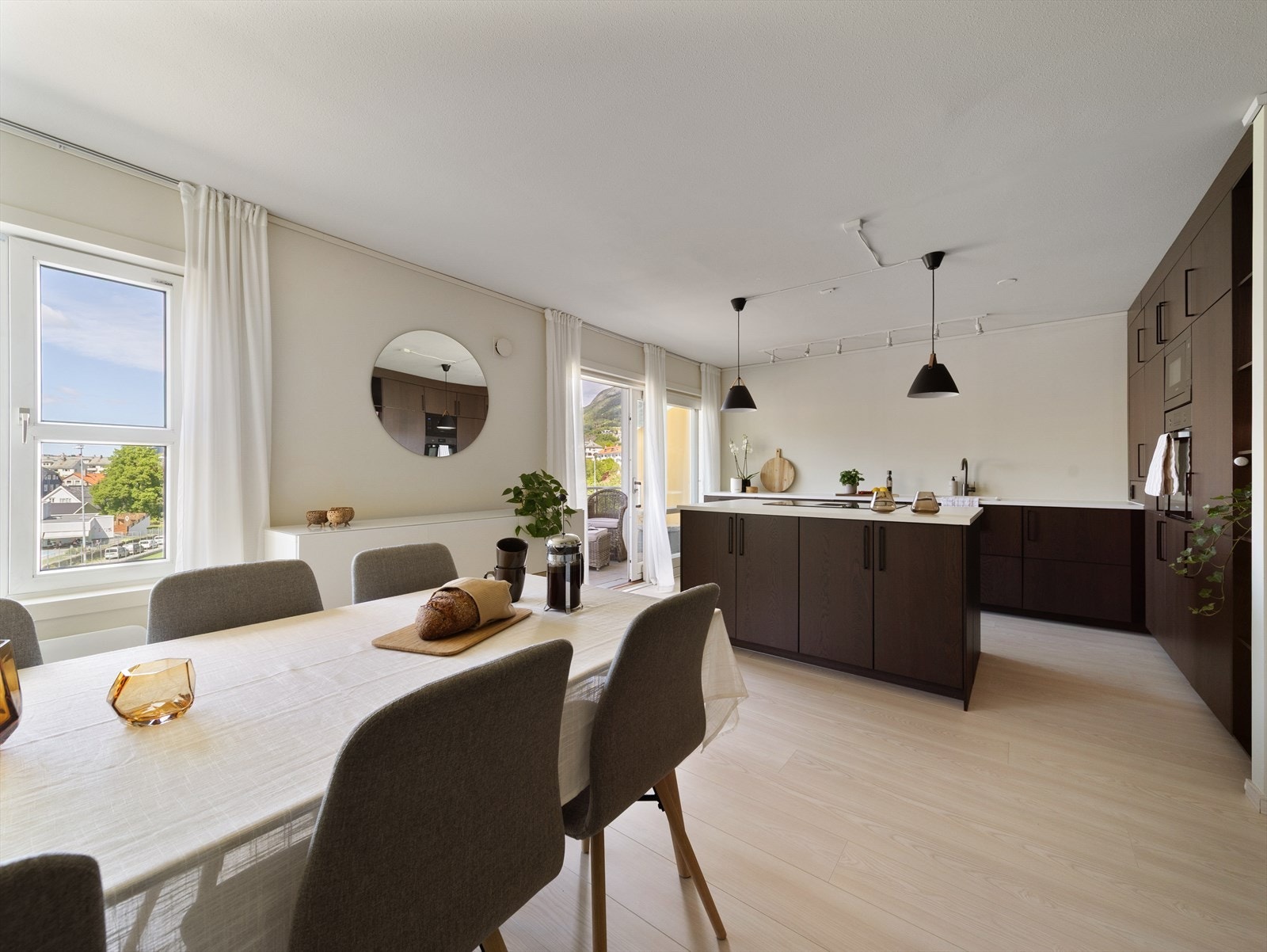 Alt av listverk, gulv og overflater ble modernisert i 2022. Delikate beige vegger og lekre gulv som går igjen i hele leiligheten skaper en behagelig atmosfære. Galleribilde