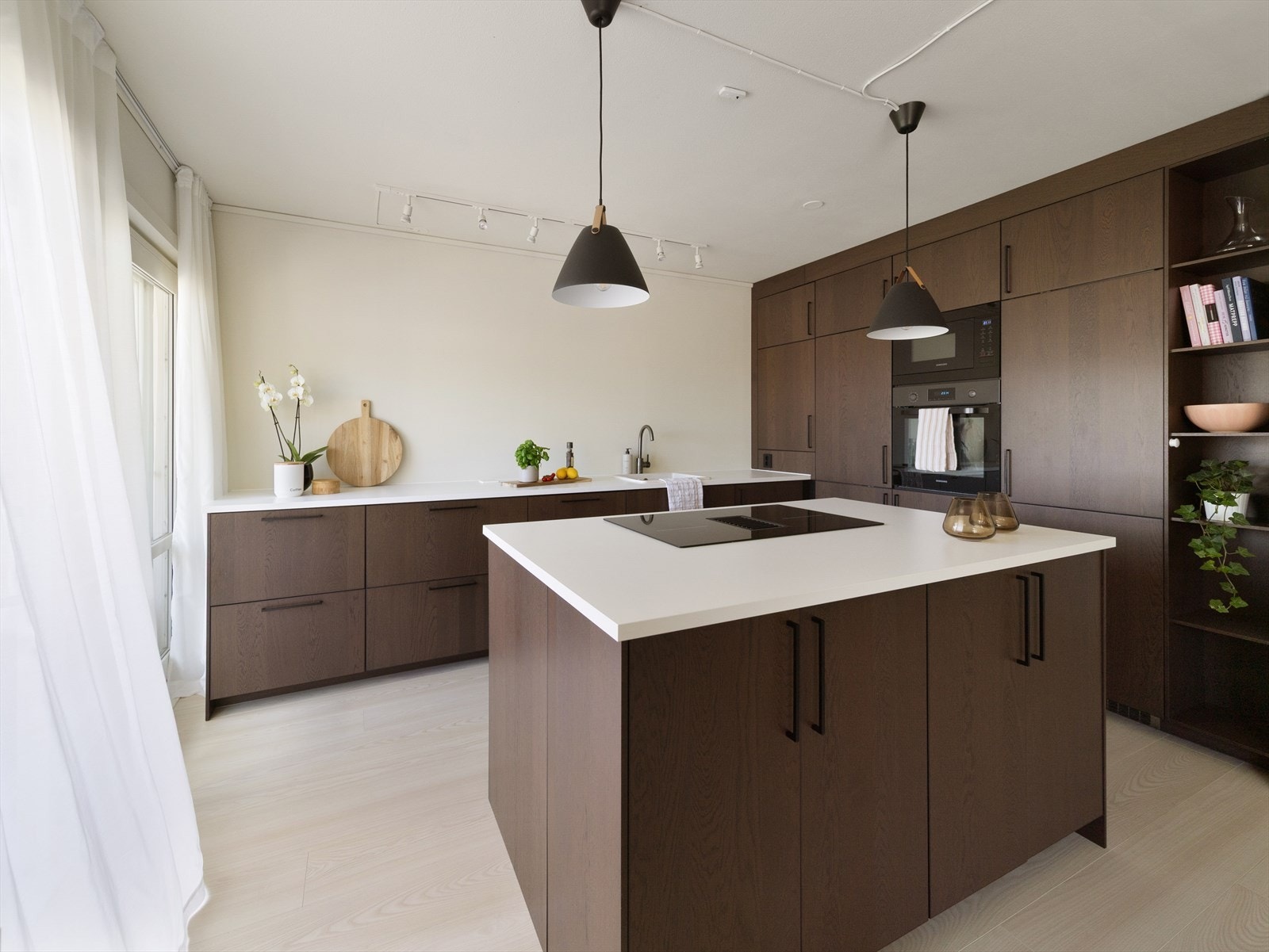 Kjøkkenet har en meget moderne utførelse med et gjennomført skandinavisk preg. Galleribilde