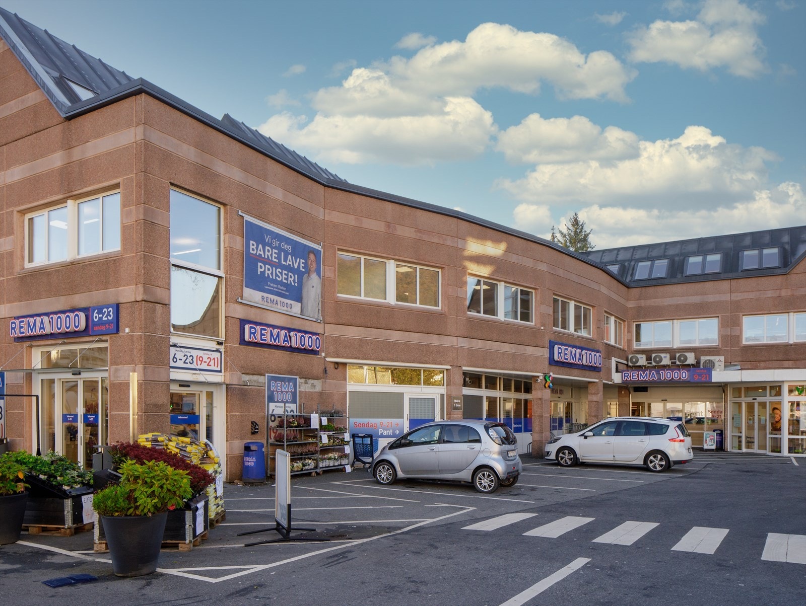 Rema 1000 dagligvare ligger kun et steinkast unna leiligheten. Restauranter som Pizzabakeren og NawabS ligger også rett ved. Galleribilde