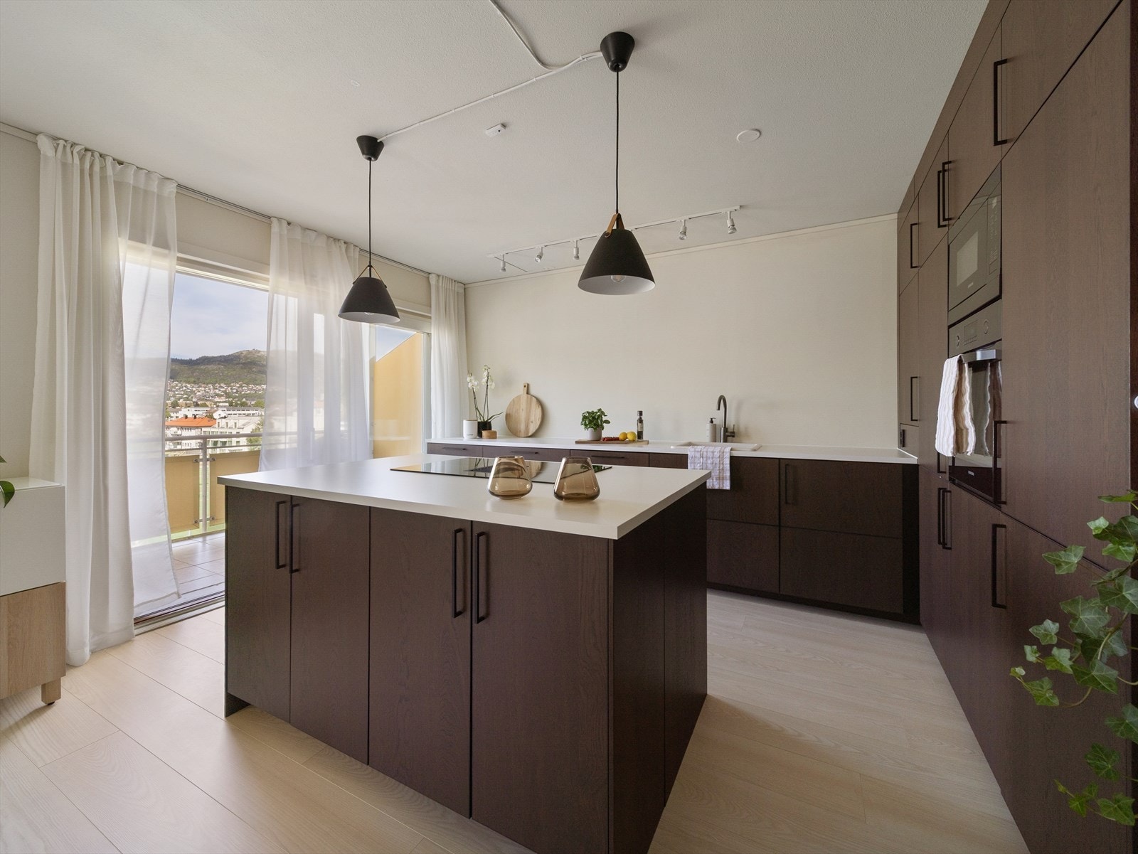 Leilighetens kjøkken er et kunstverk i seg selv og gjør seg særdeles godt i den åpne stue/kjøkken løsningen. Galleribilde