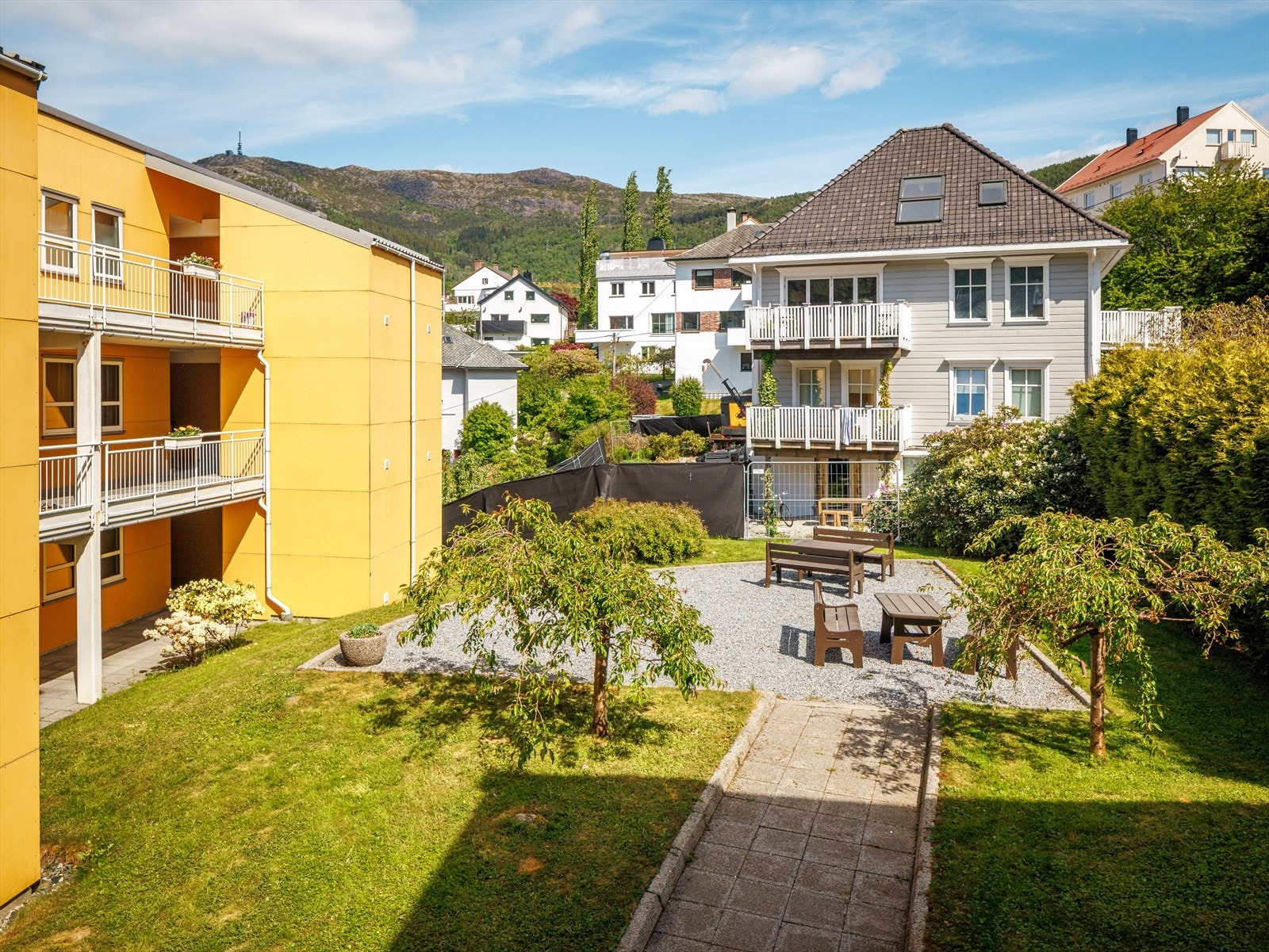 Fellesarealene er pent opparbeidet med grøntarealer og interne adkomstveier. Galleribilde