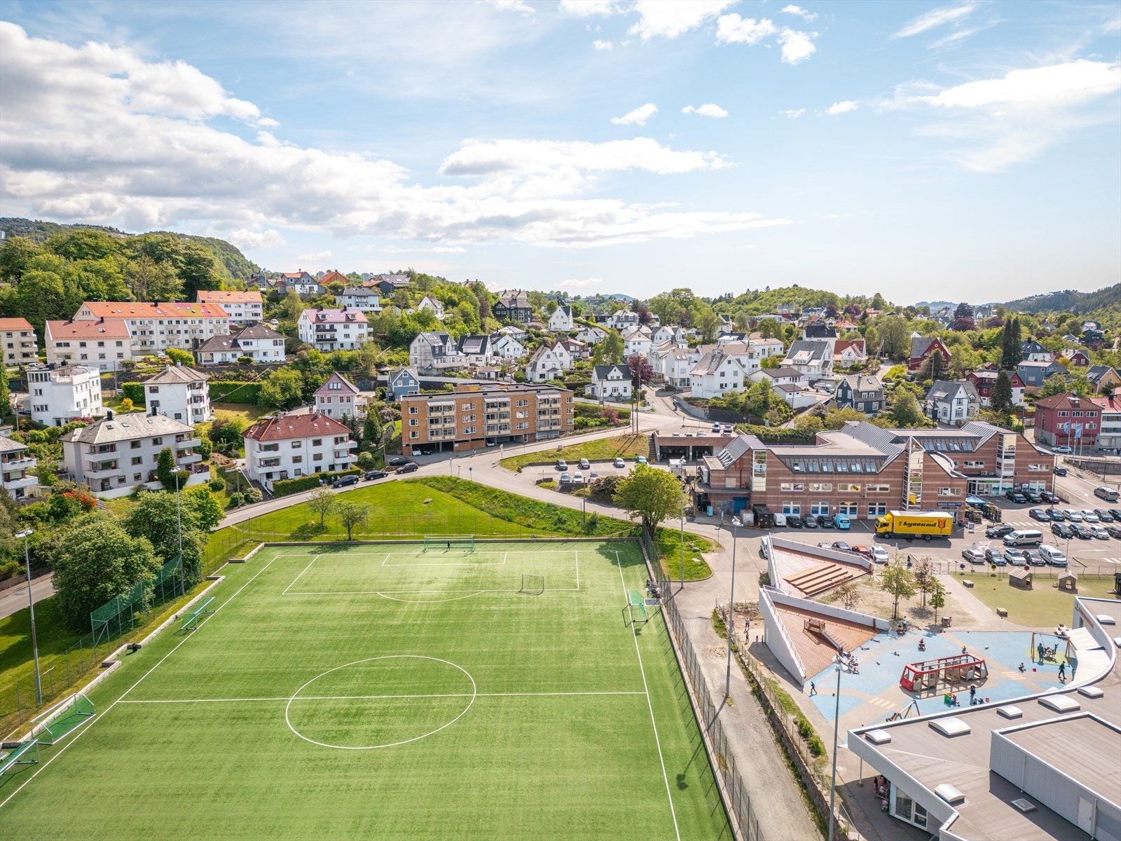 Wergeland fotballbane ligger kun et steinkast unna leiligheten. Galleribilde
