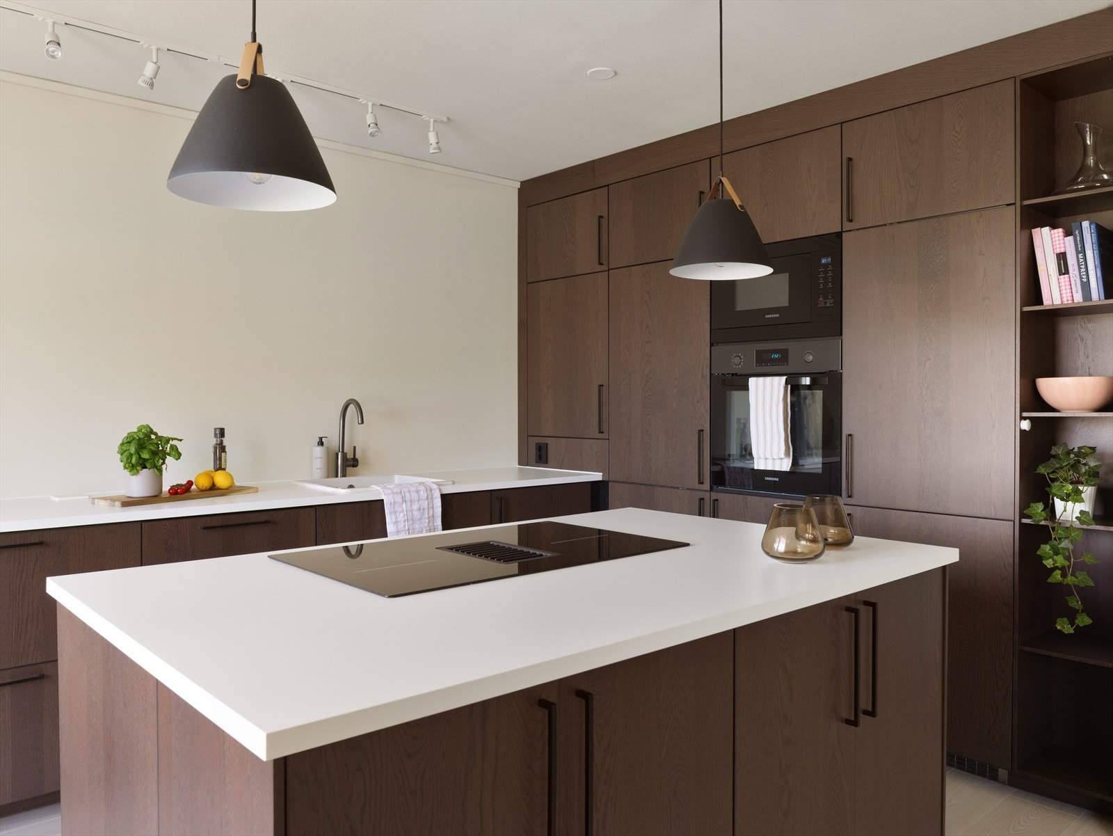 Praktisk og elegant kjøkkenøy som gjør det enkelt for kokken å interagere med gjestene eller den øvrige husstanden. Galleribilde