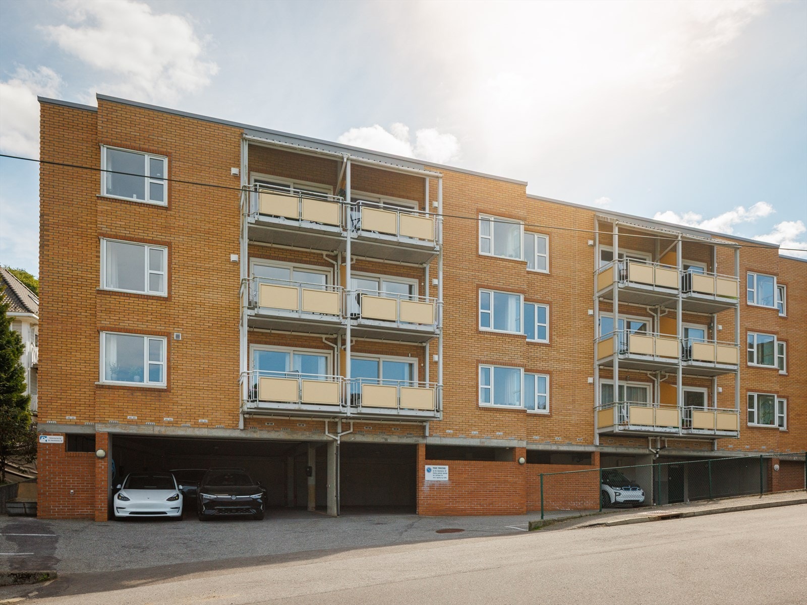 Det er garasje i byggets underetasje. Galleribilde