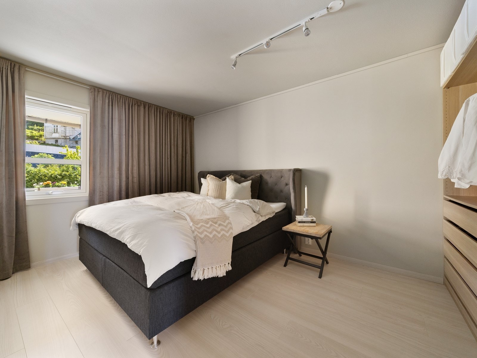 Hovedsoverommet måler ca. 12,5 m² og har rikelig med plass til stor dobbeltseng. Galleribilde